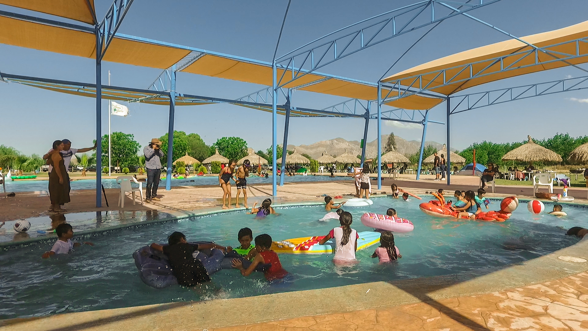 Familias disfrutando del chapoteadero en Parque Santa Julia