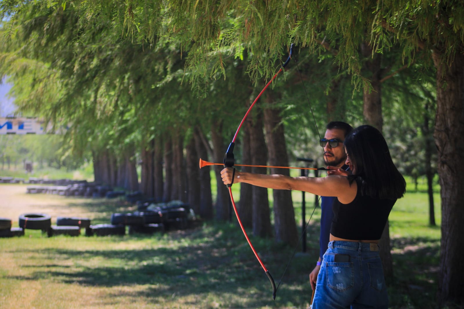 Pareja practicando tiro con arco en el parque