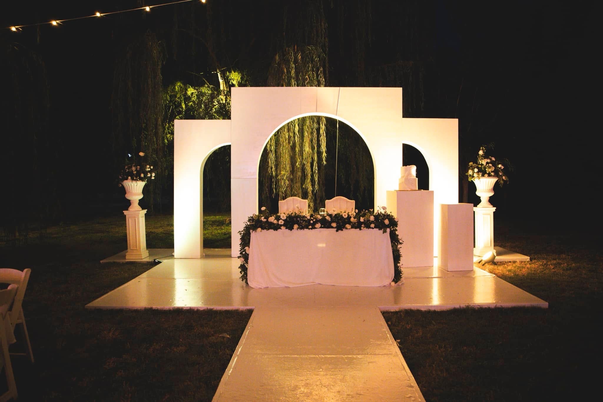 Montaje de boda en el jardín nocturno con iluminación
