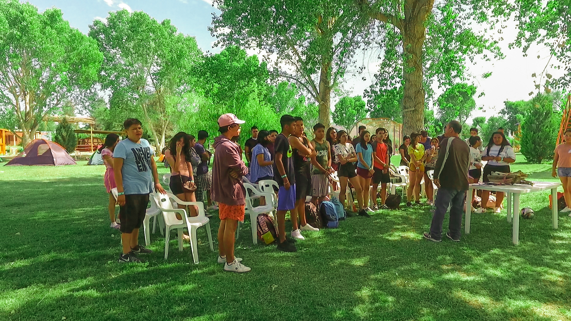 Grupo de visitantes en las áreas verdes de Parque Santa Julia