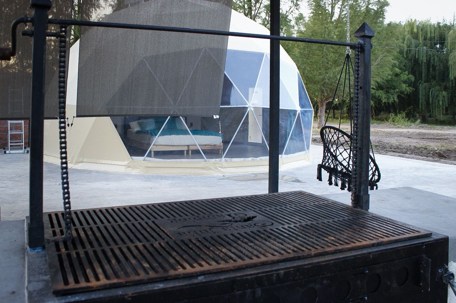 Asador con vista al domo geodésico