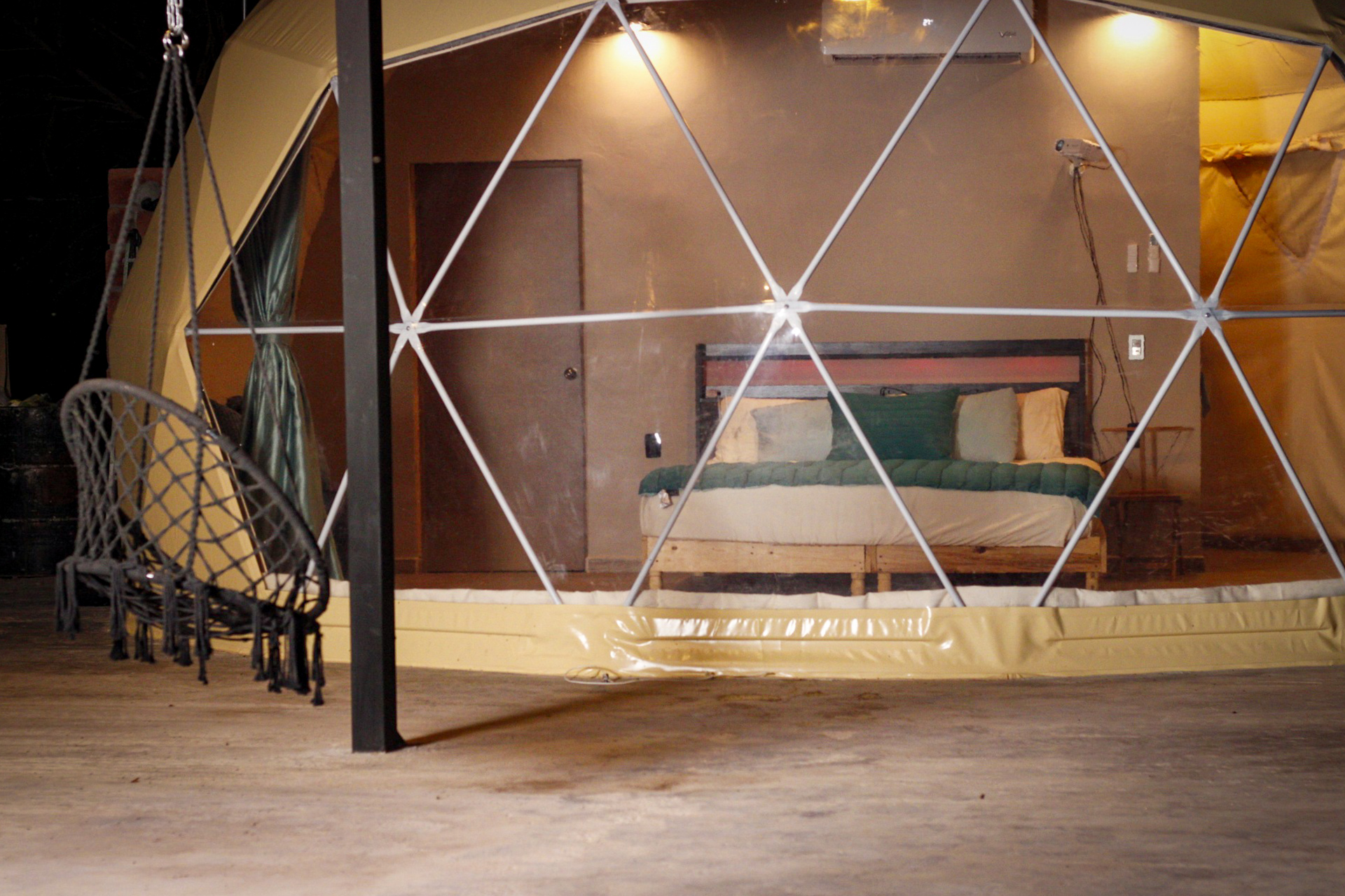 Vista frontal del domo geodésico con silla colgante